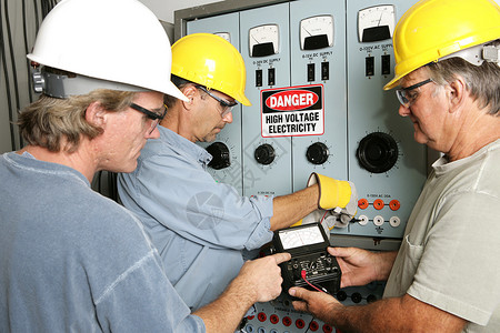 一组电工使用OHM测量仪试工业发电中心的压所有工作都按照业守则和安全标准进行给检查员的说明表上OHMS是一个计量单位而不是商标背景图片