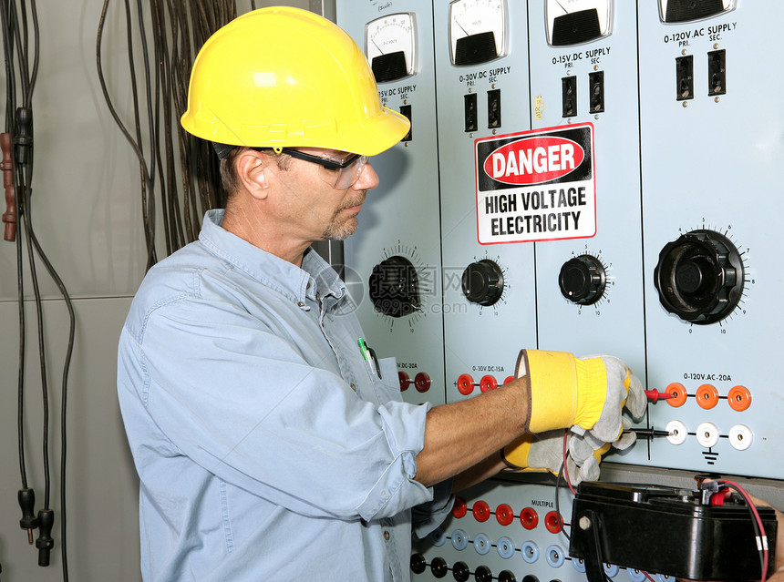 实际电工在一个业力分配中心工作所有显示的工作都按照业守则和安全标准进行图片