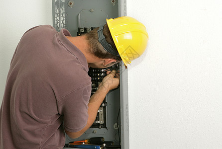 在电板上工作的将线与断器连接起来模型是实际的电工所有完成的作都符合行业标准安全和代码条例背景图片