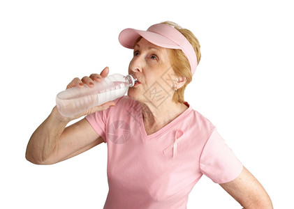 一位经营为乳腺癌而奋斗的女子不再用瓶装水给自己浇白的孤立无援图片