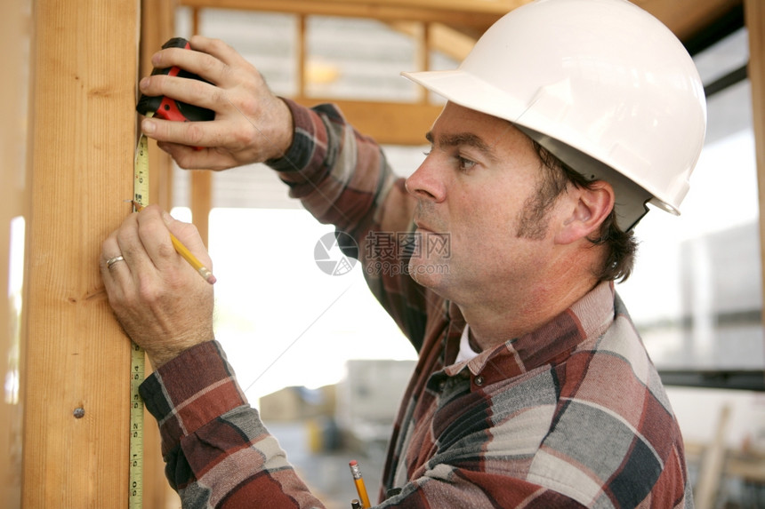 一个建筑工程采集估量并标记木束在房子的架上图片