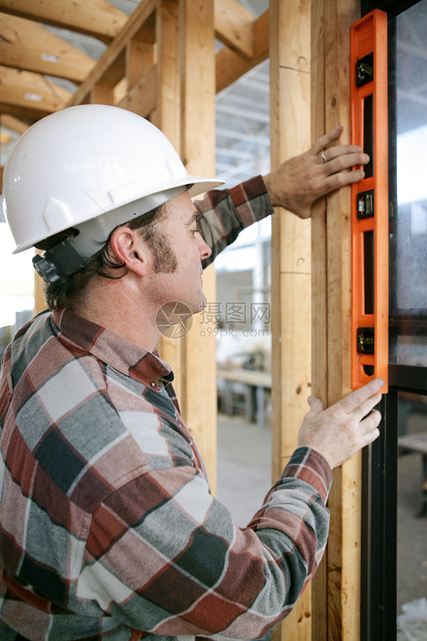 建筑工人检查新安装窗口的级别垂直视图真实和准确的内容图片