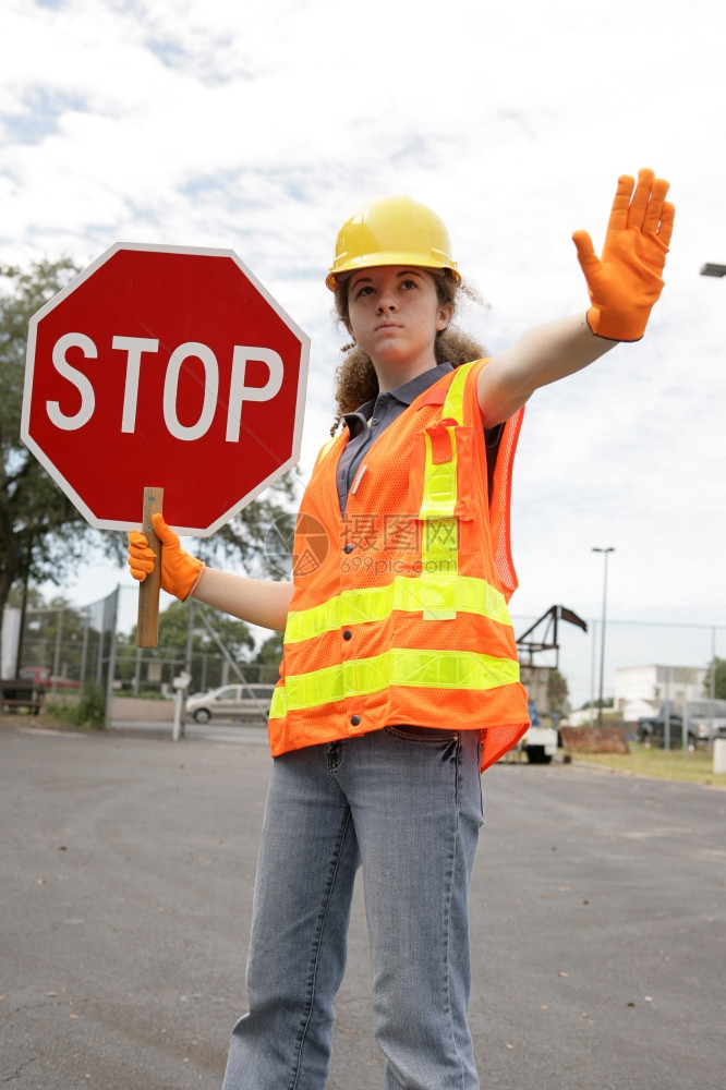 一位女建筑工人停止了交通图片
