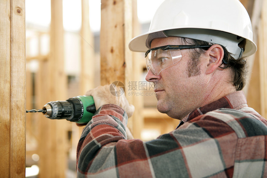 根据OSHA条例建筑工人钻探和穿戴适当的安全设备真实和准确的内容描述图片