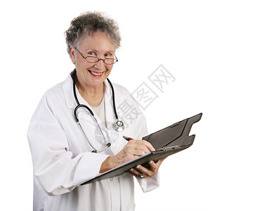 一位友善成熟的女医生在病人历上作笔记值得信赖的高清图片素材