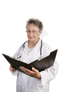 一位成熟的女医生检查病历孤立在白色上女性的高清图片素材