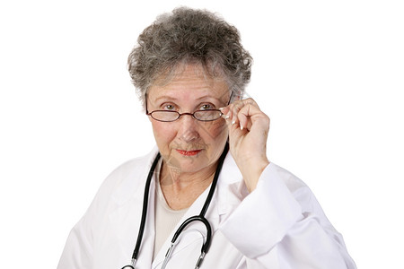 一位成熟的女医生仔细盯着她的眼镜白色背景医学高清图片素材