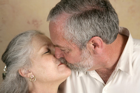 相爱的老年夫妻在接吻图片