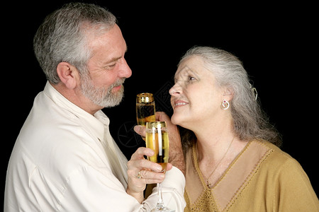 老年情侣一起喝香槟背景图片