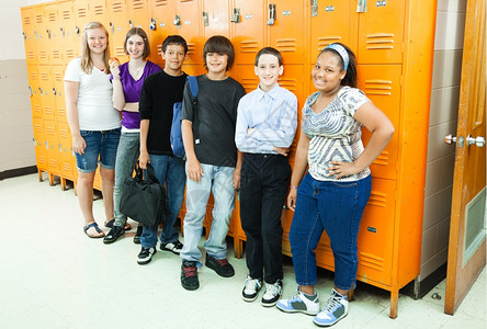 学校储物柜旁的各类高中学生群体图片