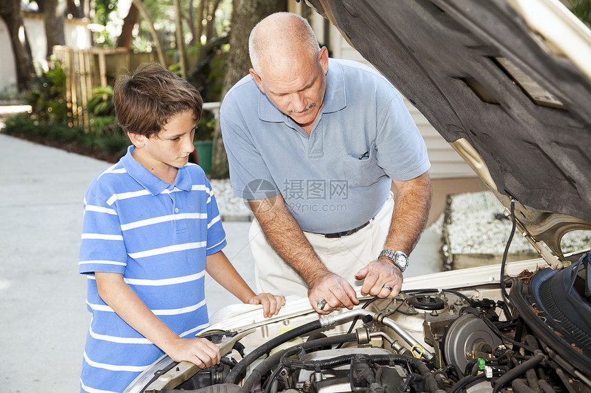 父亲教他儿子修车图片