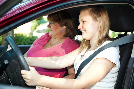 青少年女儿从母亲或教官那里学驾驶课图片