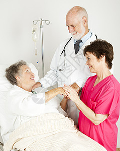 照顾老年住院病人的看医生和护士图片