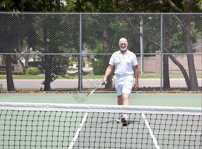 在网球场上活跃的资深男子保持体质图片