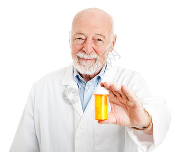 友善的药剂师拿着一瓶丸孤立在白色上图片