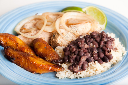 古巴传统餐烤猪肉黑豆大米甜薯条豆子大米和白杨图片