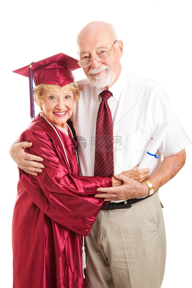 大学毕业的高级女和她骄傲的养家夫站在一起孤立的白种人图片