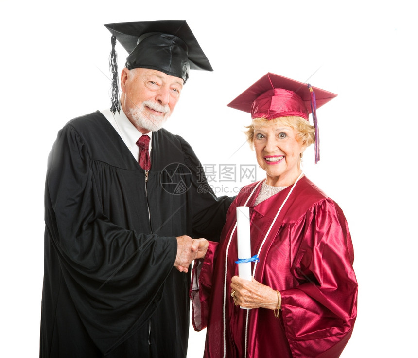 高级女子在毕业典礼上获得证书图片
