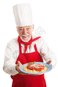 意大利厨师在白色背景上拿着一盘意大利面条图片