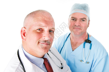 两个英俊的医生肖像一个是成熟的医生另一个是年轻的外科医生擦洗高清图片素材