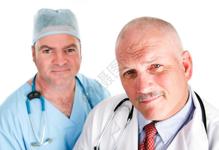 与白人隔离的成熟医生和年轻外科的肖像内科医生高清图片素材