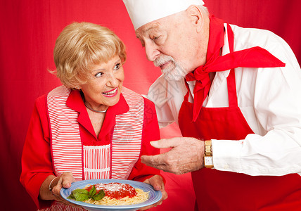 一位意大利厨师教高级女做饭图片