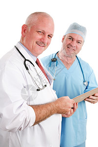友善的男外科医疗队持有病人历表外套高清图片素材