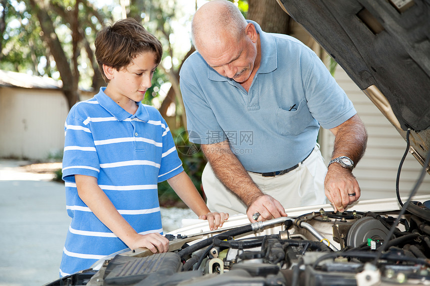 父亲教他儿子基本汽车维修图片