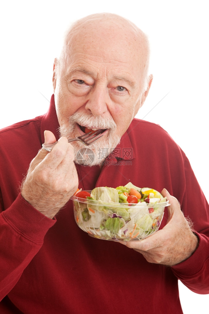 健壮的老人午餐吃健康沙拉白色背景图片
