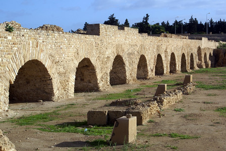 突尼斯迦太基古罗马老的Rumanaquaduck的废墟图片