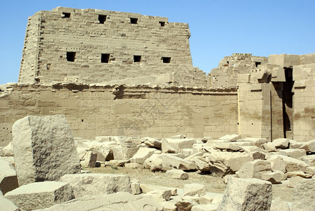 埃及卢克索大卡纳寺庙的废墟图片