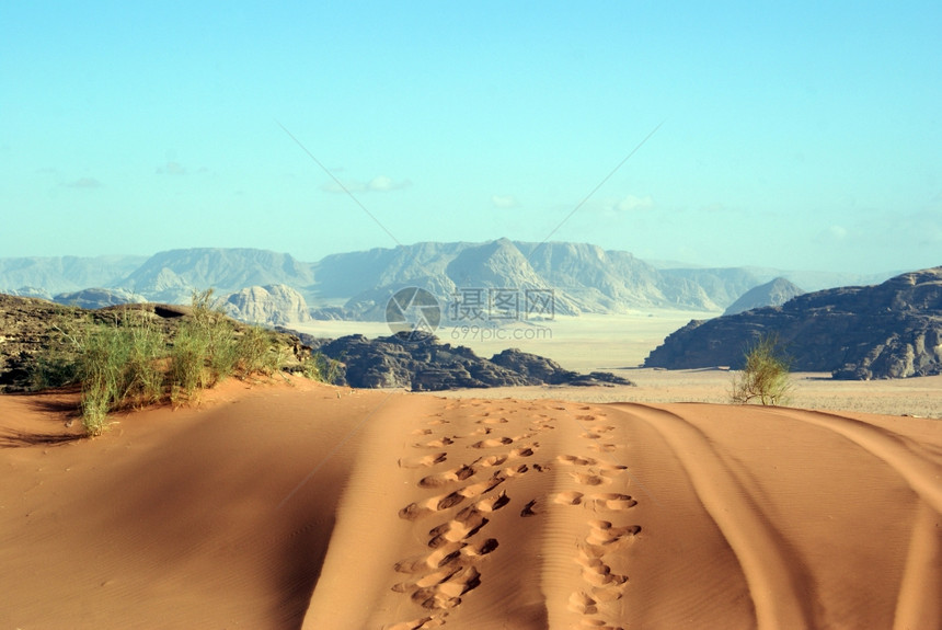 瓦迪伦姆沙漠的丘田和脚印图片