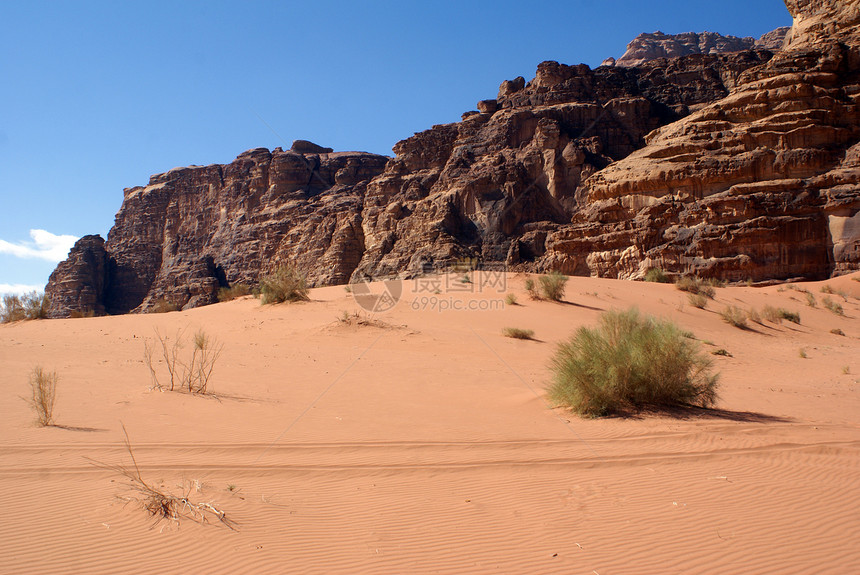 约旦瓦迪鲁姆沙漠和岩石图片