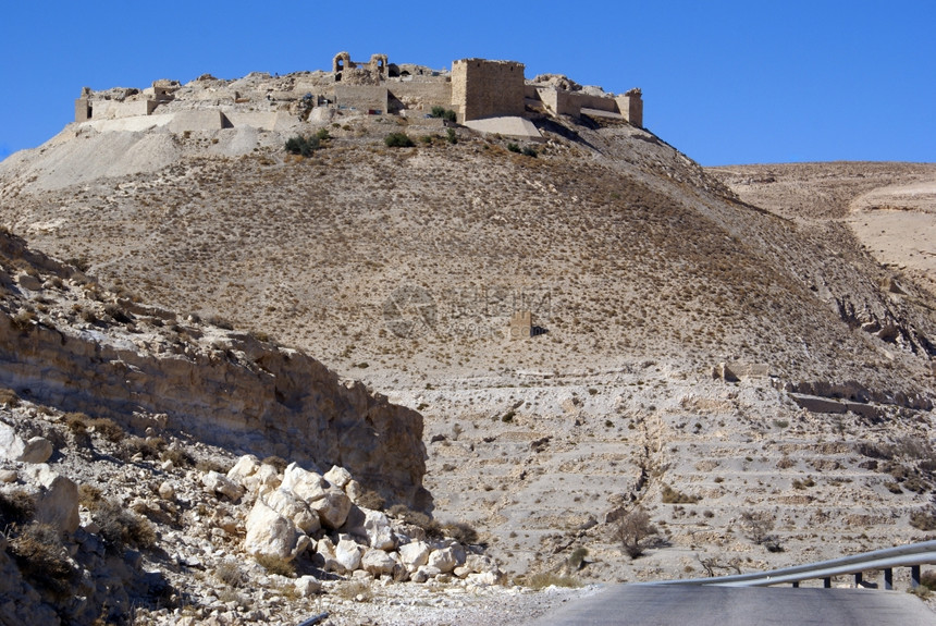 约旦山丘和公路上的十字军城堡Shobak图片