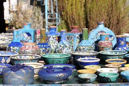 Bosra街桌上的蓝陶瓷背景图片