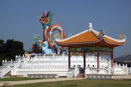 泰国NakhonSavan寺庙上的大龙背景图片