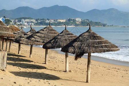 越南NhaTrang沙滩上的保护伞图片