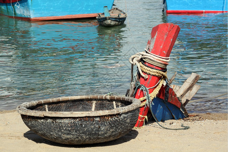 越南NhaTrang的海滩渔船图片