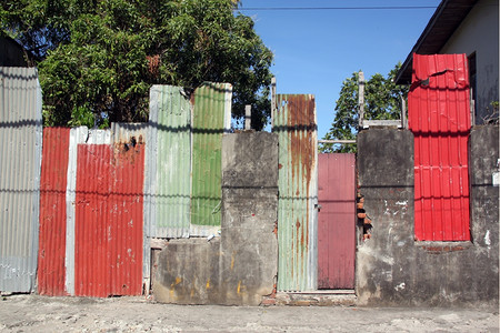 格林纳达加勒比岛城镇街道上的隔离墙图片