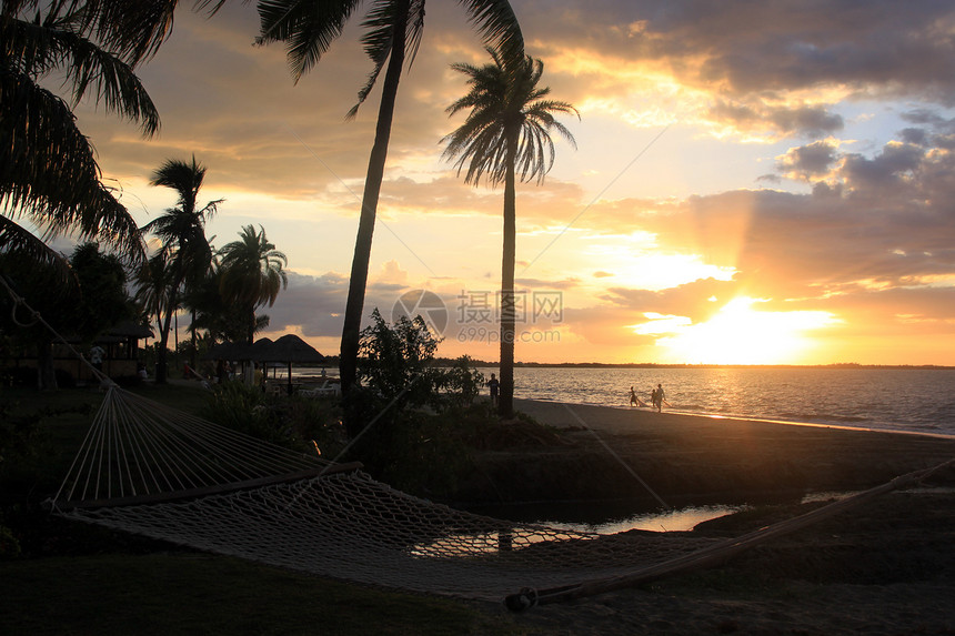 斐济纳迪附近海滩的日落和吊床图片