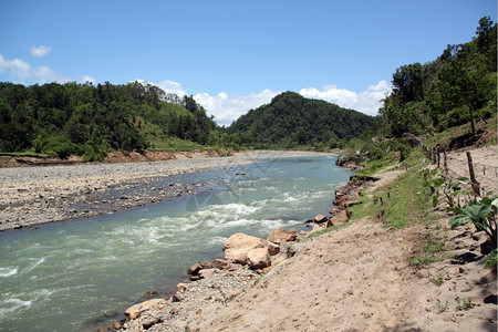 斐济农村地区沙和快速河流图片