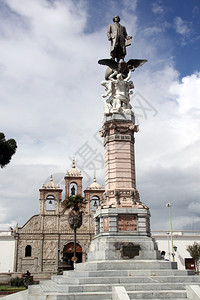 厄瓜多尔里奥班巴广场教堂附近的纪念碑图片