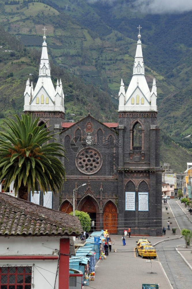 厄瓜多尔班尼奥斯主要广场上的白教堂图片