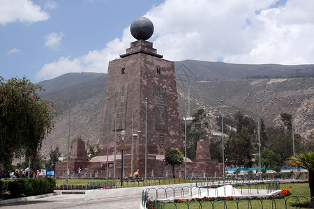 基多厄瓜多尔厄瓜多尔基附近MitaddelMundo纪念碑背景