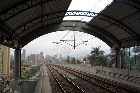 哥伦比亚梅德林火车站的铁屋顶背景图片