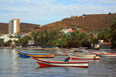 委内瑞拉Pampatar海滩附近的水上船只图片