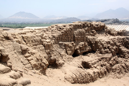 秘鲁北部HucadelaLuna的砖墙和废墟高清图片