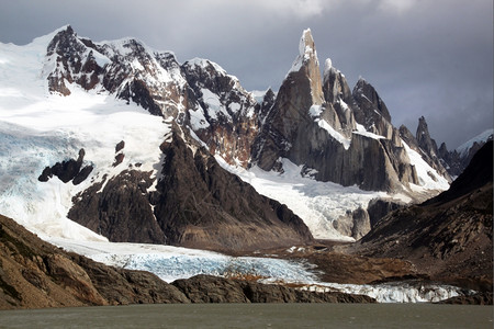 阿根廷ElChalten附近公园的湖泊和山丘高清图片