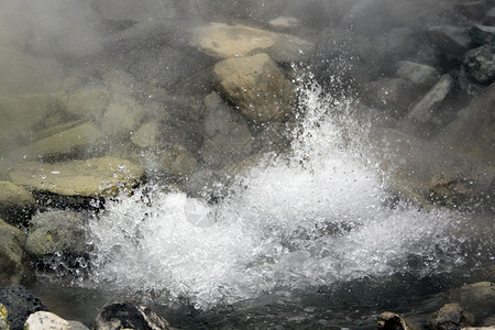 印度尼西亚万隆附近的温泉中沸水背景