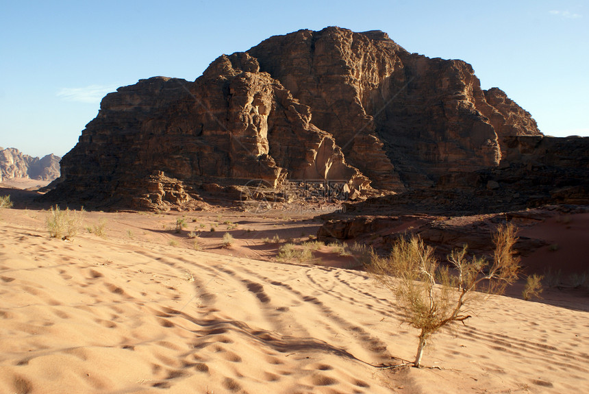 约旦WadiRum沙漠的丘和山图片